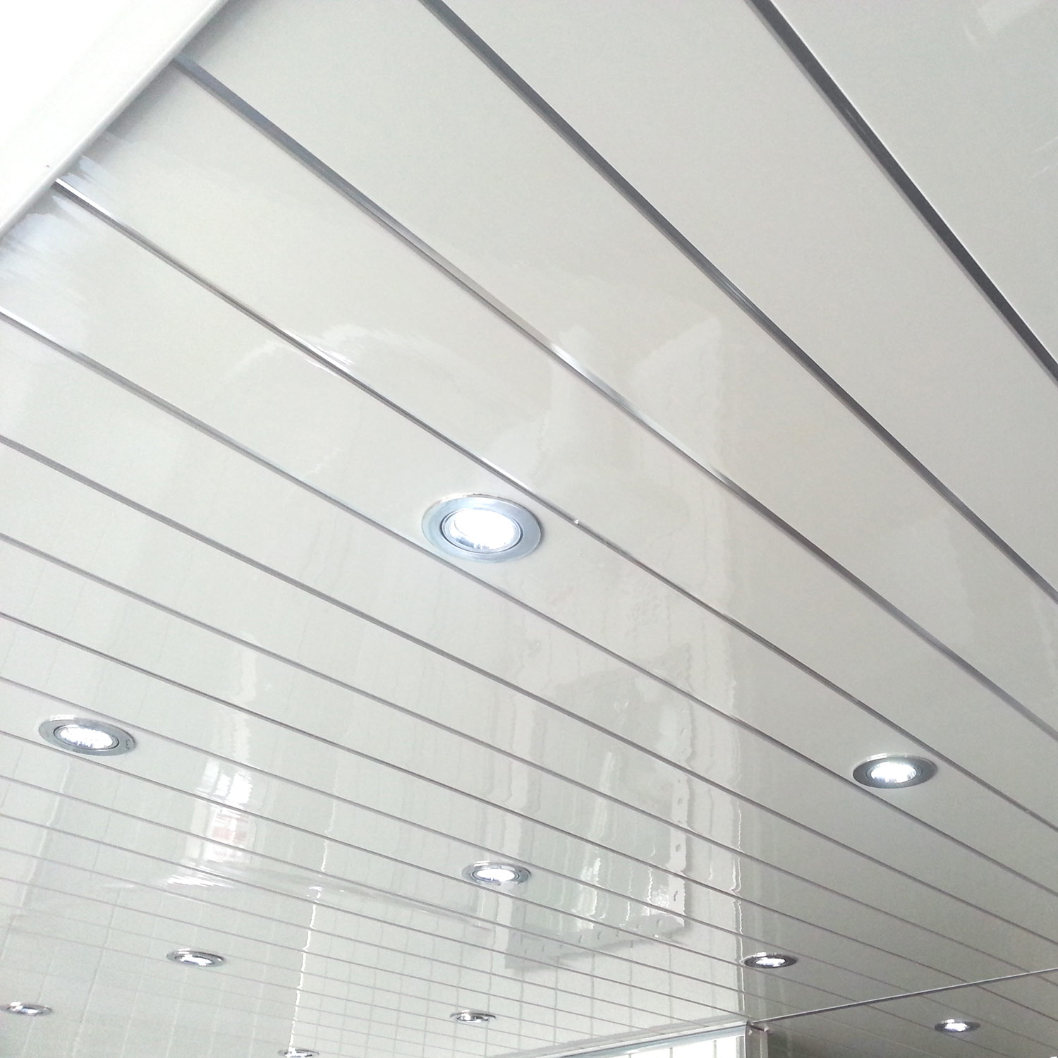 Пластиковый потолок пвх. Панели потолочные ПРОФИПЛАСТ. Реечный потолок Леруа Мерлен. Панель ПВХ потолочная Акватон Софито, хром. Потолочные панели Uponor.
